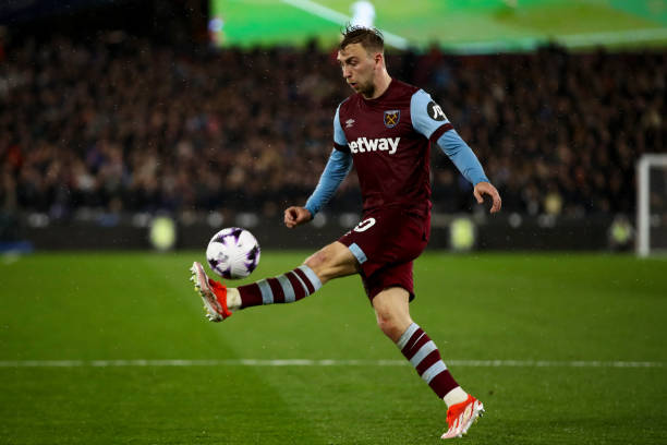 南美经纪人晒照：萨拉萨尔加盟长春亚泰，合同到2026年12月.